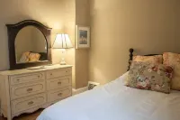 Beautiful Downtown Holland Home next to Kollen Park and Lake Macatawa