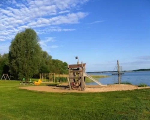 120 meters to the lake - vacation apartment with top equipment 烏特格翰酒店