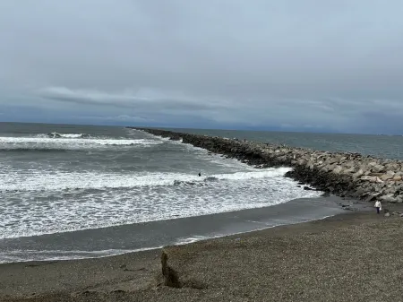 Dog-Friendly Coastal Home Near the Beach Отели рядом с достопримечательностью «Брадис Ойстерс»