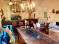 200 ft. to Gondola w/ parking, balcony, fireplace & views! Walk to shops & food! 베일 호텔