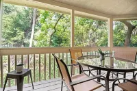 Relaxing 2 BR cottage, walking distance to beach