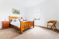 Tranquil 4 bedroom house with fireplace