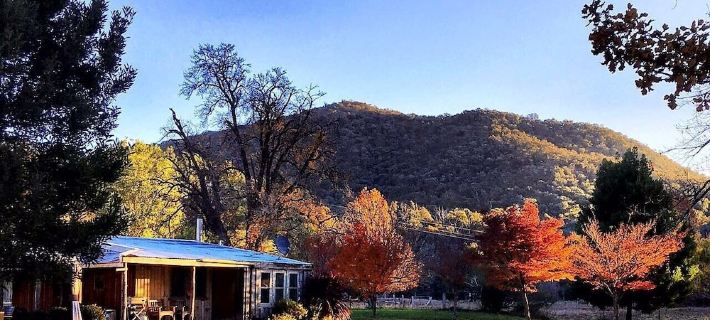 Historic Miners Cottage on Howqua River Hotels in Mansfield