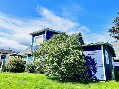 Big Bear: Spacious 4-Bedroom Near the Ocean Hotels near Kodiak History Museum