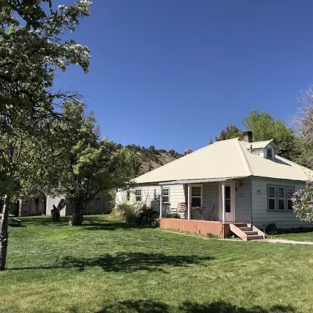 Historical 1930 Country Charmer, Peaceful Property, 9 miles to Bryce Canyon