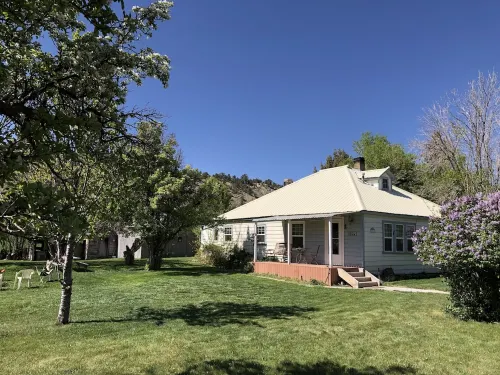 Historical 1930 Country Charmer, Peaceful Property, 9 miles to Bryce Canyon Hotels in Tropic