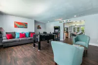 Salt Pool Oasis w/ Firepit & Pergola Walk to Publix & Restaurants - 1 Mile to UF