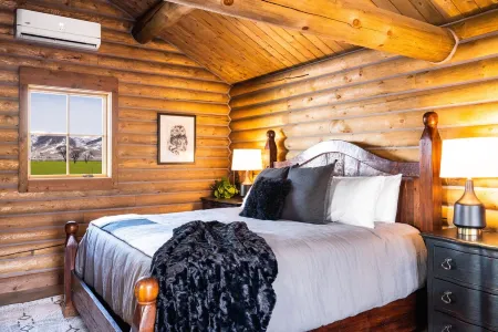 Beautiful Log Cabin in the Heart of Paradise Valley, Montana