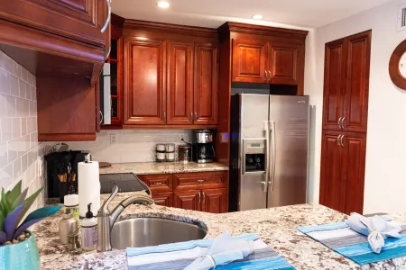 Sanctuary with private patio near Parks, Dining, Yacht Club, Marina, CocoWalk. Отели рядом с достопримечательностью «Кампонг, Нешнел Тропикал Ботаникал Гарден»