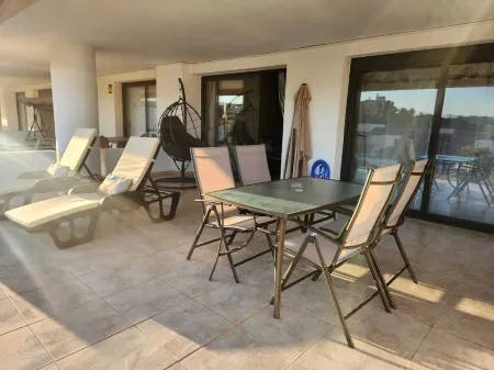 Bajo con Vistas a la Piscina en Valle del Este Golf