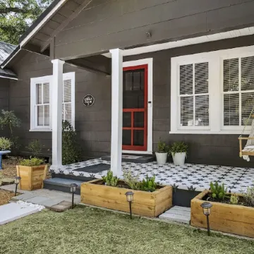 1930s Home, King bed, sleeps 8, Gameroom, walk to Main St