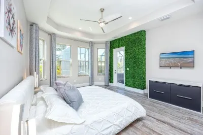 Venice 3 bedroom contemporary home with pool/spa and close to beautiful beaches