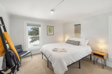 Stowe Lofts-Cozy 2-bedroom condo, peaceful, 5 minutes to Stowe, Fast WiFi
