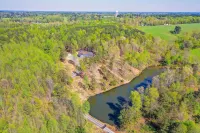 Private Heated Pool, Fishing Pond, Zip Line. Private 10 Acre Getaway!