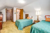 Huge 1960s Style Family and Pet Friendly Home