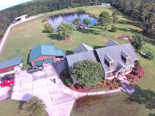 Cozy fishing cabin with stocked pond, near Savannah. Fenced- pet friendly!!!