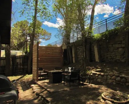 Quaint and cozy cabin Estes Park!  Centrally located and recently remodeled! Отели рядом с достопримечательностью «MacGregor Ranch Museum»