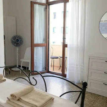 Just 80 Meters from the Sea, Best Area of Alghero, 3 Bedrooms+Private Parking+AC