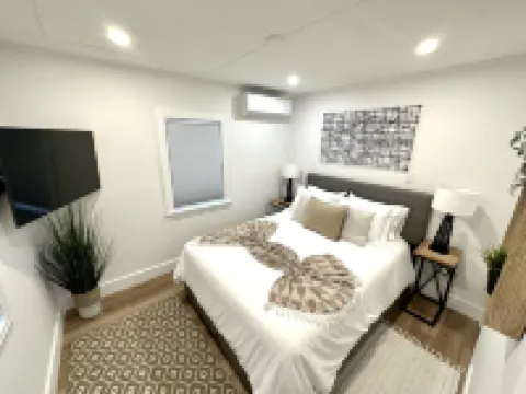 Entire cottage, walk to/from ferry & downtown, newly renovated, parking on site