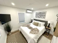 Entire cottage, walk to/from ferry & downtown, newly renovated, parking on site