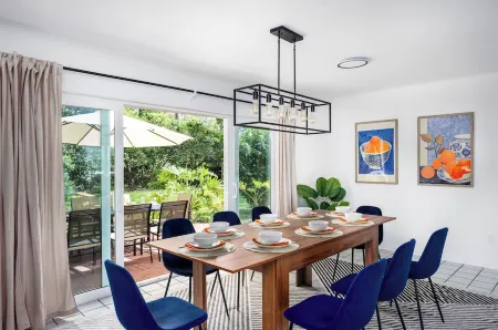 4BR Charming Home-Walk UF 2mi -Park-King Bed-Games-BBQ-Firetable-Backyard fenced