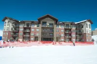 2 Bed 2 Bath w/sofa sleeper luxury slope side ski-in/ski-out condo - sleeps 7 - Wi-Fi
