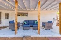 Cozy Fire Place ~ King Beds ~ Near Acu ~ Sleeps 12 ~ FirePit ~ Pickleball ~ Pets