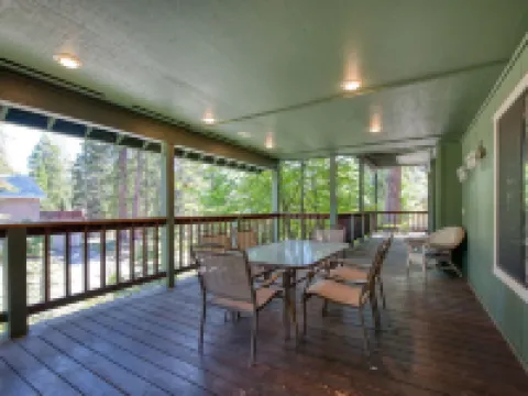 Large Family Retreat---6 BEDROOMS, Sleeps 16!! Hotels in Shaver Lake