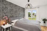 Fairmieten: Moderne Suite mit Balkon und Parkplatz