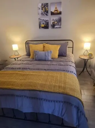 Cozy Condo near restaurants and shopping.