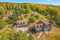 Farmhouse 1918 - Luxe 5-Bedroom Retreat on 4.5 Acres in Beautiful Boyne City Hotels in Evangeline Township