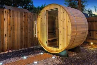 Lux Stay w/ Sauna, BBQ, Firepit, Outdoor Dining, Air Hockey Close to Hard Rock !