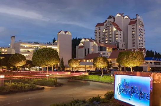 New Modern Townhome- downtown CDA-minutes to waterfront, restaurants, and shops!