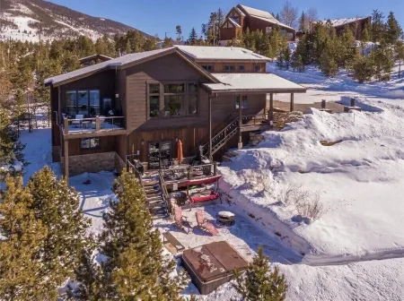 Pet Friendly Outdoor Enthusiast's Retreat. Walk to Lake Dillon!