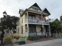 Downtown Hideaway, studio accommodations, in the heart of the Historic District
