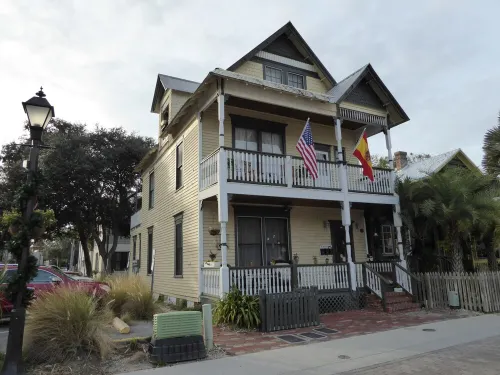 Downtown Hideaway, studio accommodations, in the heart of the Historic District