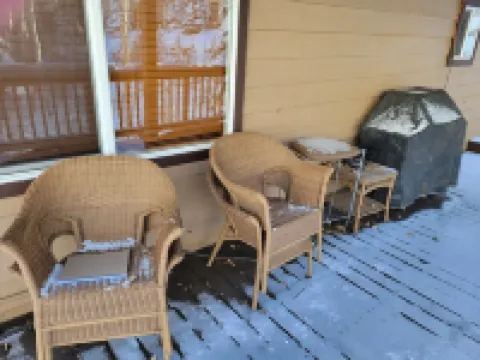 COZY AND PEACEFUL WEST VAIL, HUGE PRIVATE DECK, WALK TO BUS STOP