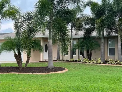 Paradise Palms 2 Hotels near Shoppes of Victoria Square