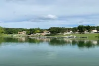 Lakefront Cabin in quiet cove. No steps to private boat slip. Pet friendly.