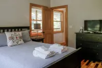 Epic Views! Immaculate Modern Cabin Just 10 Min. From Downtown!