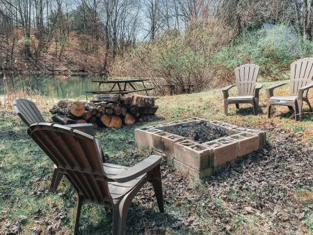 Three A-frame Cabins, a provate Pond, row boats!