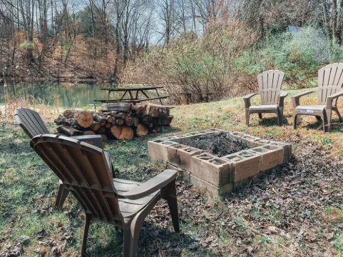 Three A-frame Cabins, a provate Pond, row boats!