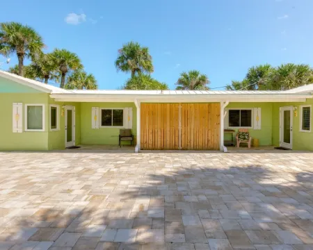 Beautiful downtown Melbourne Beach renovated apartment one block from the beach! 墨爾本海灘酒店