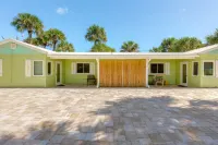 Beautiful downtown Melbourne Beach renovated apartment one block from the beach!