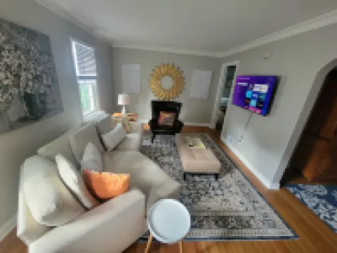 Kutzky Cottage // 3 BR, 4 Blocks to Mayo, Family & Pet Friendly, Fenced Yard