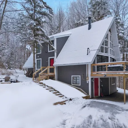 Stunning Ellicottville Hilltop Ski Chalet
