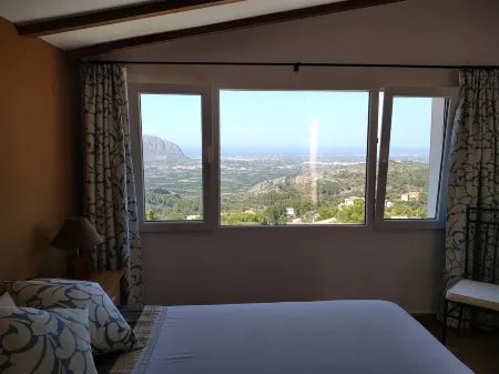 Casita Leon - Peaceful Villa Retreat with Private Pool & Panoramic Views.