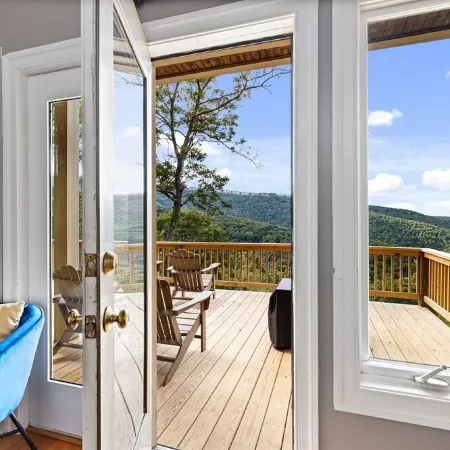 Luxury Black Bear Lodge: Stunning 4 Season Mountain Views! Perfect for Families.