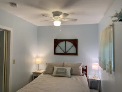 Private lake-front cabin with walk-in access to water, next to state park. Hotels in Castleton