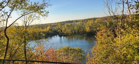 Lake house with a view! Overlooks Warsaw and Lake of the Ozarks, Sleeps 4